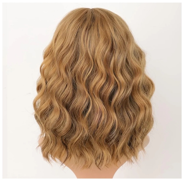 NWT'S - HELLO BEAUTIFUL BEAUTY WIGS - Synthetic Wavy Bob - Heat Resistant - Picture 2 of 5